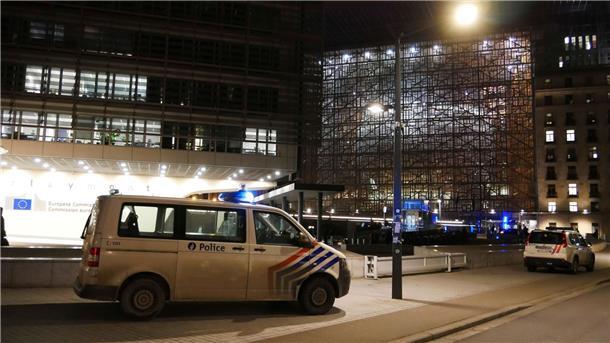 Messerangriff im EU-Viertel in Brüssel Mehrere Polizeiautos in der Nähe der Metrostation Schuman vor dem EU-Hauptquartier.