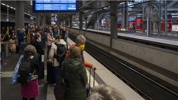 Reisende stehen auf Bahnsteigen im Hauptbahnhof, nachdem der Fernverkehr in Norddeutschland zum Erliegen gekommen ist. 