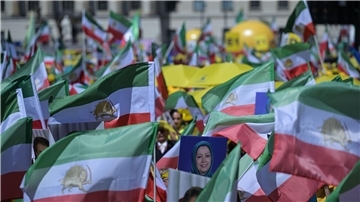 Mehrere Tausend Menschen demonstrieren in Berlin gegen die klerikale Führung im Iran.