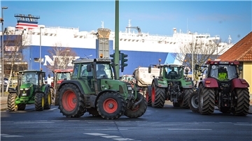 Mehrere Trecker fluten die Straßen in Höhe Rotersand in Bremerhaven.
