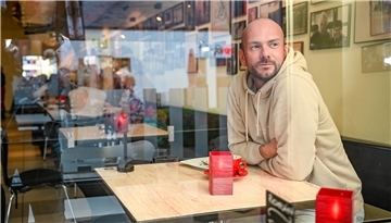 Ein Mann sitzt in einem Lokal.
