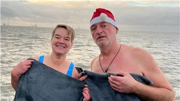 Frau und Mann nach Bad in der Nordsee