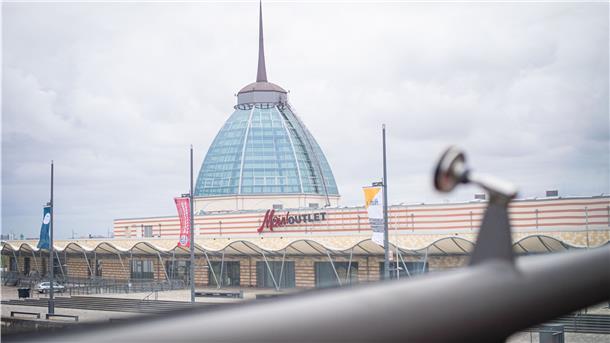 „Mein! Outlet & Shopping-Center“ heißt mittlerweile das frühere „Mediterraneo“ . Der verschnörkelte Schriftzug spielt mit dem norddeutschen Gruß „Moin!“