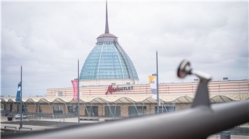 „Mein! Outlet & Shopping-Center“ heißt mittlerweile das frühere „Mediterraneo“ . Der verschnörkelte Schriftzug spielt mit dem norddeutschen Gruß „Moin!“