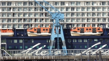 „Mein Schiff 3“ am Steubenhöft in Cuxhaven steht weiter unter Quarantäne. An Bord sind sieben weitere positiv gemeldete Covid-19-Fälle.