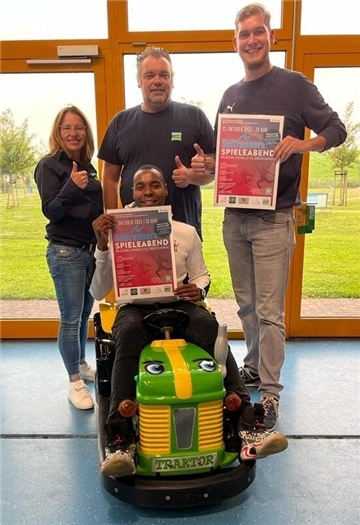 Melanie Schmidt, Gercio Cumbe, Spielscheunen-Leiter Sascha Büsing und Mitorganisator Lukas Handeshauser freuen sich auf den Selfrunners-Spieleabend.