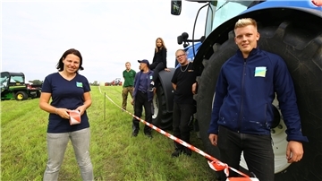 Melanie Schmidt vom Tourismus-Service Butjadingen (TSB, von links) und die fleißigen Treckerkino-Helfer Nils Hansing von der Landjugend Nord (LIG), Torsten Rambo (TSB), Alexandra Francksen, Kai Eden (LIG) und Thies Beeken (TSB).