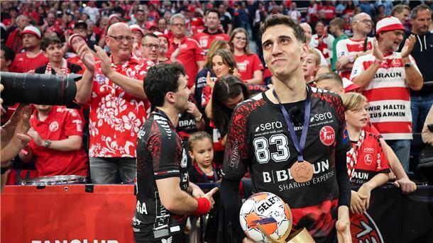 Kevin Möller führt Flensburg zur Titelverteidigung Melsungens Ian Barrufet Torrebejano feiert mit der Trophäe für den Top-Scorer der Saison in der EHF.
