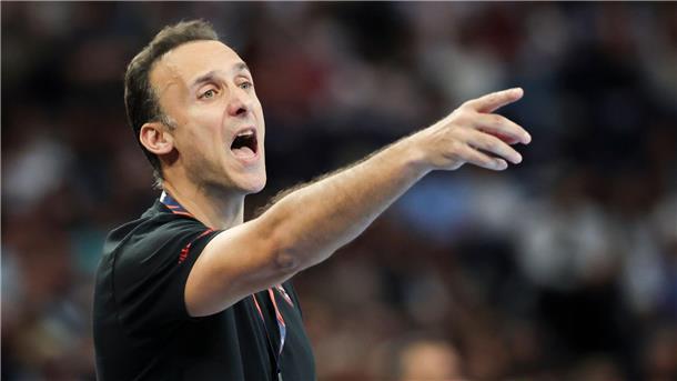Flensburg im European-League-Finale gegen Montpellier Melsungens Trainer Roberto Garcia Parrondo gibt Anweisungen.