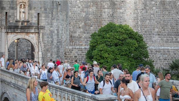 Dubrovnik kämpft mit Touristenmassen Mengen von Touristen schieben sich in Dubrovnik über die Pedestrian-Brücke.
