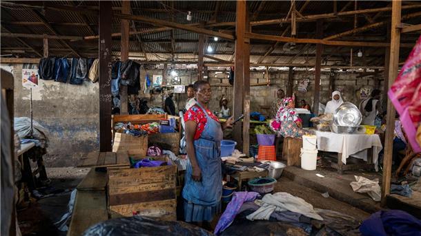 Schattenseiten der Modewelt: Riesiger Kleidermarkt in Accra Menschen arbeiten auf dem Kantamanto-Markt in Accra. Für viele ist der Secondhand-Textilmarkt die Lebensgrundlage.
