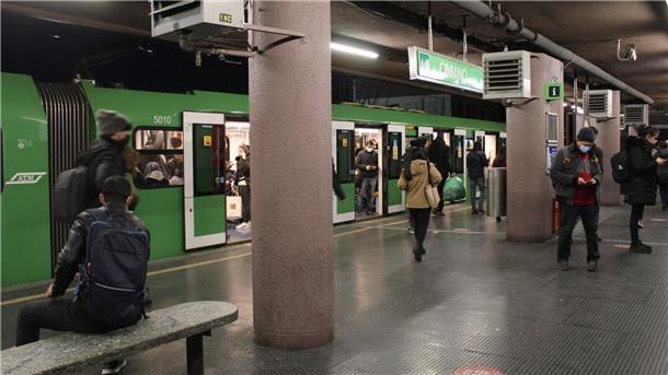 Italien: Streik bei öffentlichen Verkehrsmitteln erwartet Menschen auf einem U-Bahnhof in Mailand: Wie viele Beschäftigte folgen tatsächlich dem Streikaufruf?