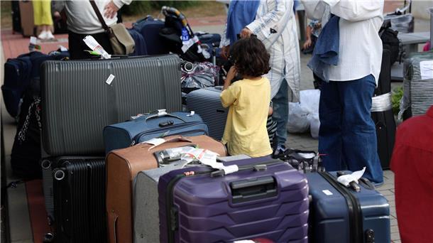 Flug mit über 40 Afghanen in Deutschland gelandet Menschen aus Afghanistan, die zuvor mit einem Flugzeug am Flughafen Hannover gelandet sind, stehen im Grenzdurchgangslager Friedland an ihren Koffern.