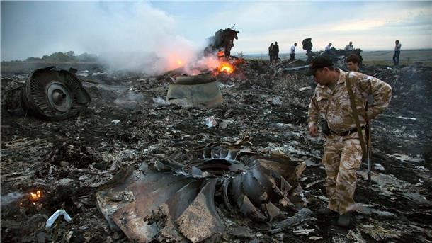 Zehn Jahre Abschuss von Flug MH17 - Gedenken an die Tragödie Menschen begutachten am 17. Juli 2014 die Absturzstelle. (Archivbild)