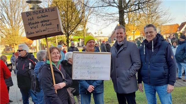 Menschen bei der Demo in Beverstedt