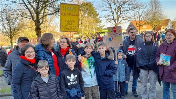 Menschen bei der Demo in Beverstedt