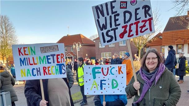 Menschen bei der Demo in Beverstedt