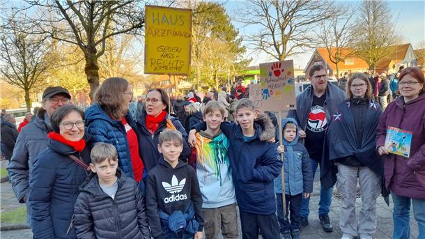 Menschen bei der Demo in Beverstedt