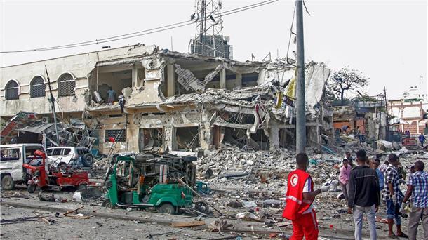 Menschen beseitigen Trümmer in Mogadischu am Ort des Anschlags mit zwei Autobomben.