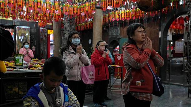 Taiwan wählt China-Kritiker zum Präsidenten Menschen beten in einem Tempel, der als Wahllokal genutzt wurde.