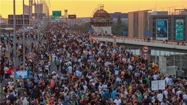 Zehntausende protestieren gegen Gewalt in Serbien Menschen demonstrieren auf einer Autobahn in Belgrad gegen die jüngste Gewalt in Serbien.