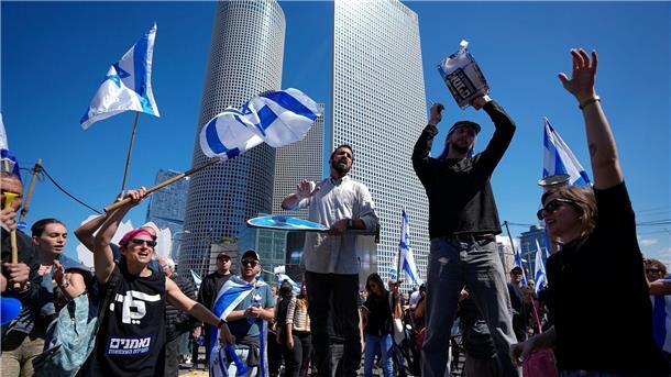 Justizreform in Israel nimmt weitere Hürde Menschen demonstrieren in Tel Aviv gegen die Pläne der israelischen Regierung.
