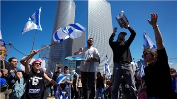 Menschen demonstrieren in Tel Aviv gegen die Pläne der israelischen Regierung.