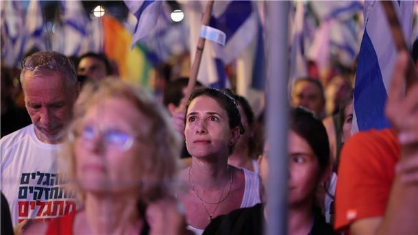 Menschen demonstrieren in Tel Aviv gegen die Pläne der Regierung von Ministerpräsident Netanjahu.