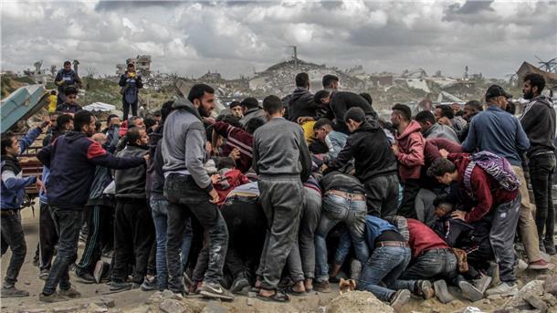 Israel: Westen fordert rasche Hilfe für Gaza ein Menschen drängen sich um Pakete mit humanitärer Hilfe, die über dem nördlichen Gazastreifen abgeworfen wurden. Israel hat „sofortige Schritte“ zur Erhöhung humanitärer Hilfe für die Zivilbevölkerung beschlossen.