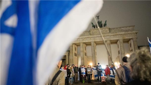 Brandenburger Tor zum Gedenken an 7. Oktober angestrahlt Menschen erinnern am Brandenburger Tor an die Opfer des 7. Oktober.