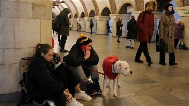 Ukraine meldet mehr als 120 Raketen gegen Infrastruktur  Menschen finden während eines Raketenangriffs Schutz in einer U-Bahn-Station in Kiew.