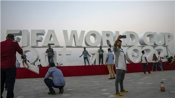  Menschen fotografieren auf der Corniche von Doha 