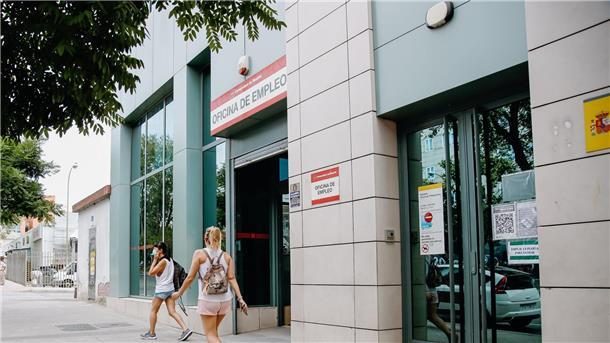 Arbeitslosigkeit in Eurozone verharrt auf Rekordtief Menschen gehen an einem Arbeitsamt in Madrid vorbei: Die Zahl der registrierten Arbeitslosen in der Eurozone ist so tief wie noch nie seit Einführung des Euro.