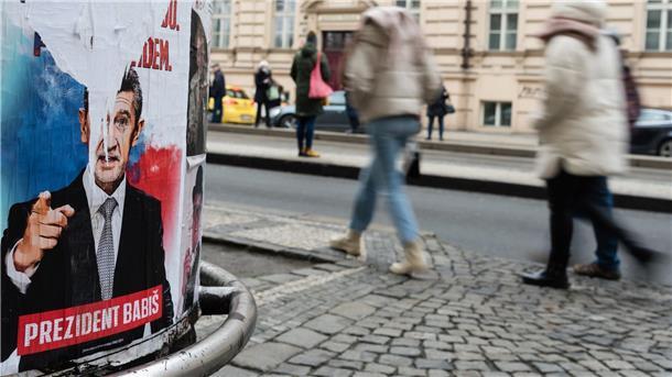 Ex-General Pavel wird neuer Präsident in Tschechien Menschen gehen an einem Wahlplakat für den Präsidentschaftskandidaten Andrej Babis vorbei, das auf einer Straße in Prag aufgestellt ist.