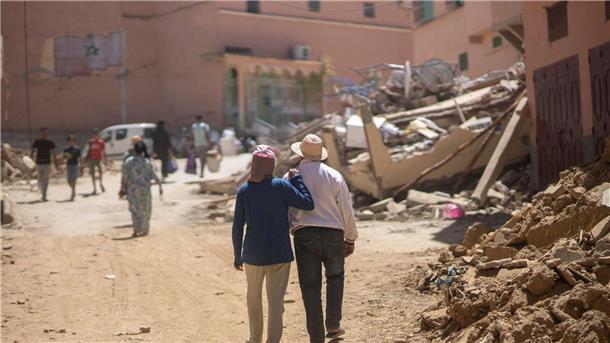 Schon 2800 Tote nach Erdbeben in Marokko: Hoffnung schwindet Menschen gehen durch die Trümmer des Erdbebens in der Stadt Amizmiz in der Nähe von Marrakesch.