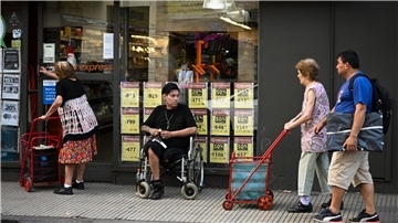 Menschen gehen in Buenos Aires einkaufen. Die jährliche Inflationsrate ist in Argentinien auf über 250 Prozent gestiegen.