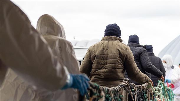 255 Asylsuchende zur Halbzeit von EU-Mechanismus umgesiedelt Menschen gehen in Italien von Bord des Rettungsschiffes Sea-Eye 4.