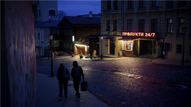 Bilder des Tages Menschen gehen während der Abenddämmerung im Stadtzentrum von Kiew spazieren. Neben schweren Kämpfen besonders im Süden der Ukraine melden die Behörden auch Drohnenangriffe auf Kiew und weitere Städte.