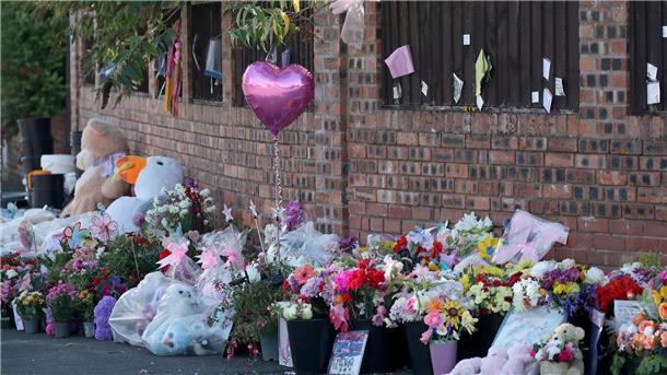 Warum in Großbritannien so viele Teenager zum Messer greifen Menschen haben in der Nähe des Tatorts von Southport Blumen niedergelegt. (Archivbild)