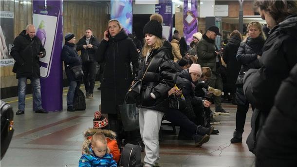 Krieg gegen die Ukraine: So ist die Lage Menschen halten sich in einer U-Bahn-Station in Kiew auf, die während eines Raketenangriffs als Luftschutzbunker genutzt wird.