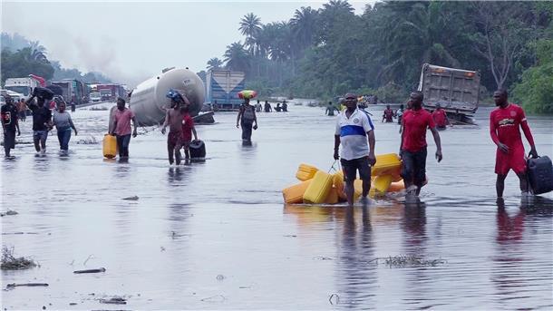 1,5 Millionen Kinder wegen Überflutungen in Nigeria bedroht Menschen im nigerianischen Bayelsa waten durch überflutete Straßen.