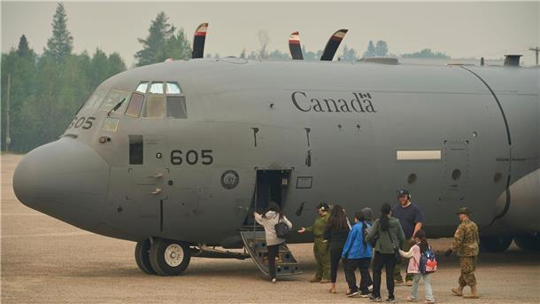 Mit dem Flugzeug vor den Flammen fliehen Menschen in Kanada werden wegen schlimmer Waldbrände in Sicherheit gebracht.