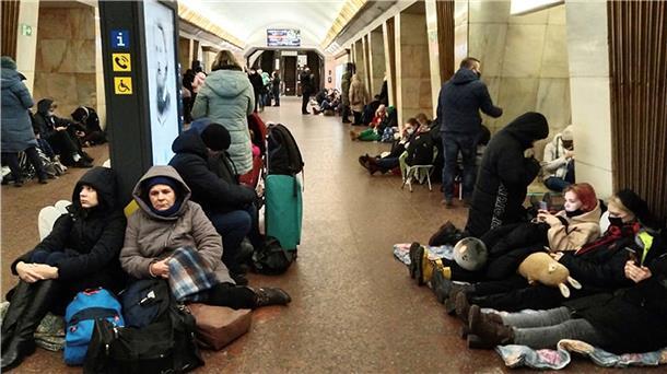 Menschen in Kiew sitzen in einer U-Bahn-Station und nutzen diese als Bombenschutzraum. 
