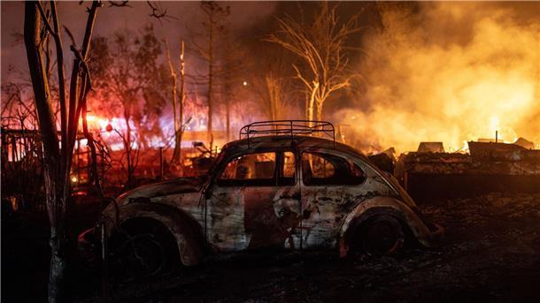 Waldbrand zerstört Gebäude nahe ehemaliger Goldgräber-Stadt Menschen kamen bislang nicht zu Schaden.