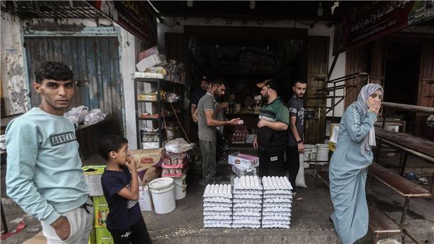 ILO: Verheerende Arbeitslosigkeit im Gazastreifen Menschen kaufen auf einem Markt im Gazastreifen Lebensmittel ein. Nach acht Monaten Krieg liegt die Arbeitslosigkeit im Gazastreifen nach einer neuen Analyse bei 79,1 Prozent.