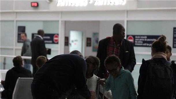 Europäer aus dem Niger evakuiert - Nigeria erhöht Druck Menschen kommen auf dem Flughafen Paris Roissy Charles de Gaulle in Roissy-en-France an, nachdem sie aus dem Niger evakuiert wurden.