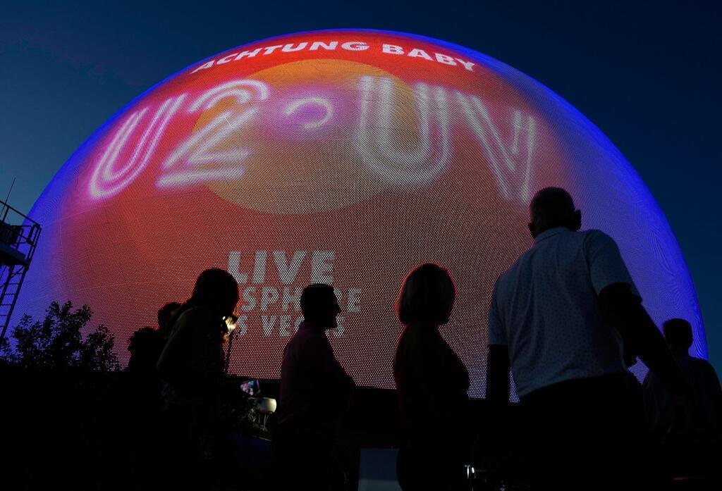 U2 eröffnen spektakuläre Konzert-Kugel in Las Vegas Menschen kommen zur Eröffnungsnacht der neuen, kugelförmige Eventhalle in Las Vegas. U2 wird bis Dezember an 25 Abenden dort auftreten.