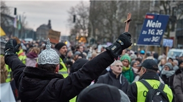Menschen nehmen im Dezember 2021 an einem Protest gegen die Corona-Maßnahmen in Hamburg teil. Einer Studie zufolge sind in Deutschland  Populismus und der Glaube an Verschwörung weit verbreitet.