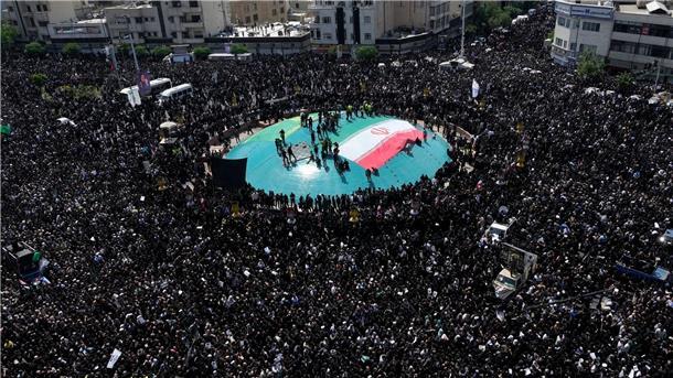 Trauerfeiern für Irans Präsident und Außenminister Menschen nehmen in Teheran an den Trauerfeierlichkeiten für Ebrahim Raisi und seine Begleiter teil.