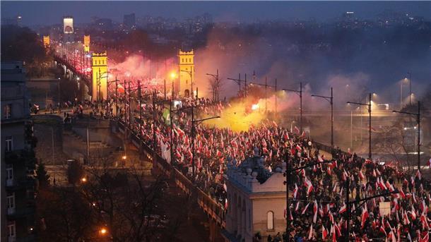 Zehntausende Nationalisten ziehen durch Warschau Menschen nehmen in Warschau am Unabhängigkeitsmarsch „Polen ist noch nicht verloren“ teil.